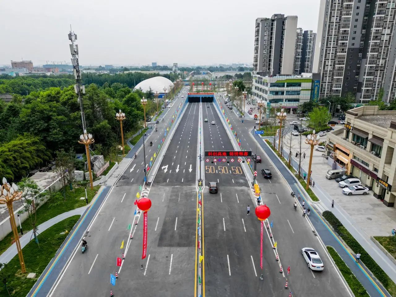 Another IOL-equipped single-lamp controller road smoothly opens to traffic